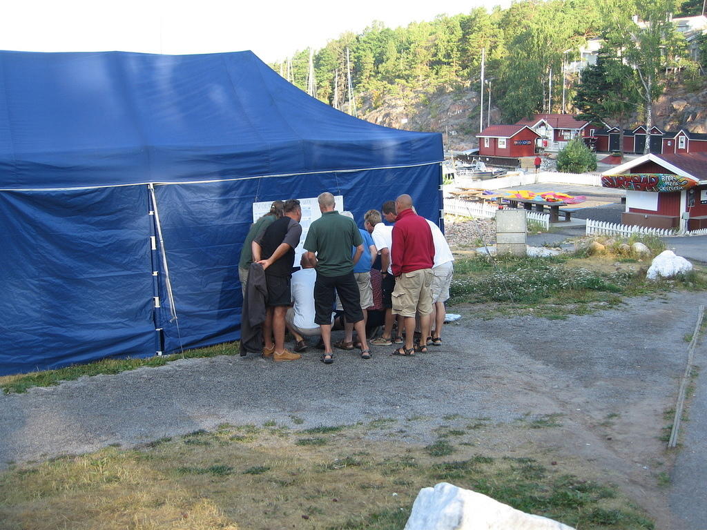 Kilpailu kovenee, vaikka veneet ovat laiturissa. Tuloksia korjattiin ja korjattiin.

© Aleksi