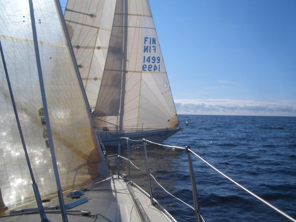 CIMG1783
Minnamari ohittaa Fiftyfunin keulan edestä paaralla
© Niklas Wärnhjelm (FiftyFun)