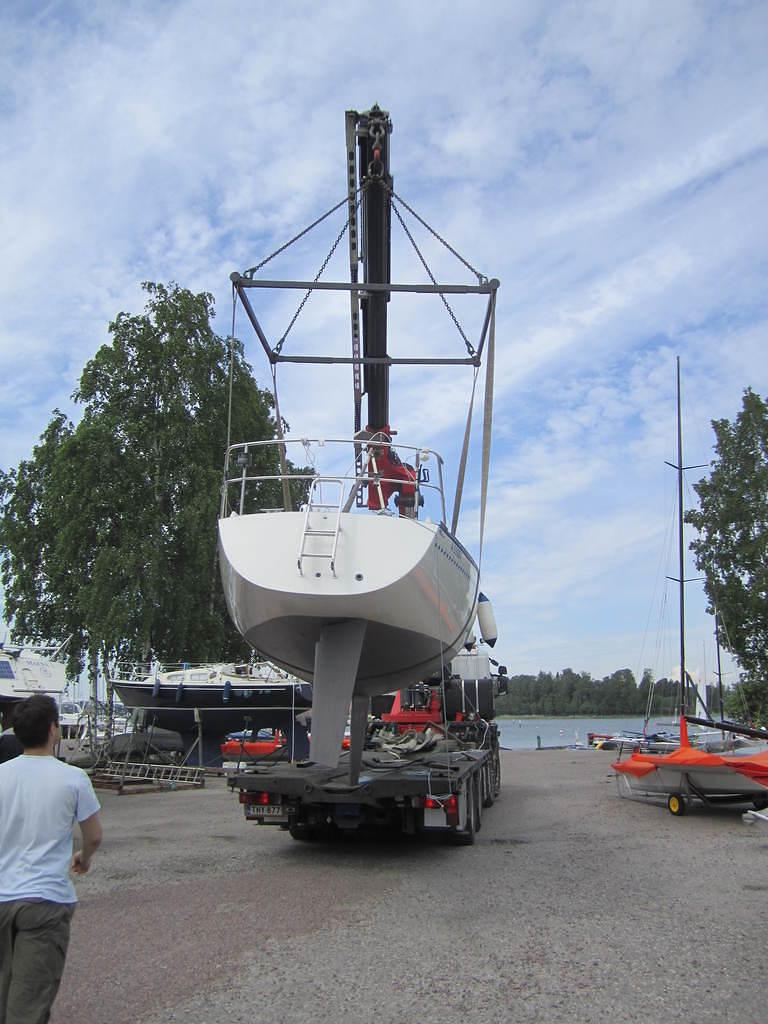 Ylpeä kippari seuraa tarkkana perässä.