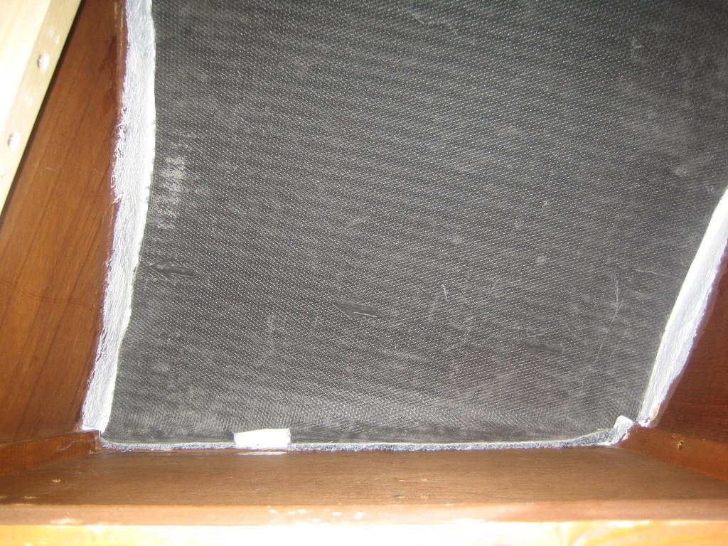 Septitankin alle laitoin kuramattoa pehmeä puoli alaspäin. Kuvassa näkyvä valkoinen on Hempelin MultiCoatia, jota maalasin pohja