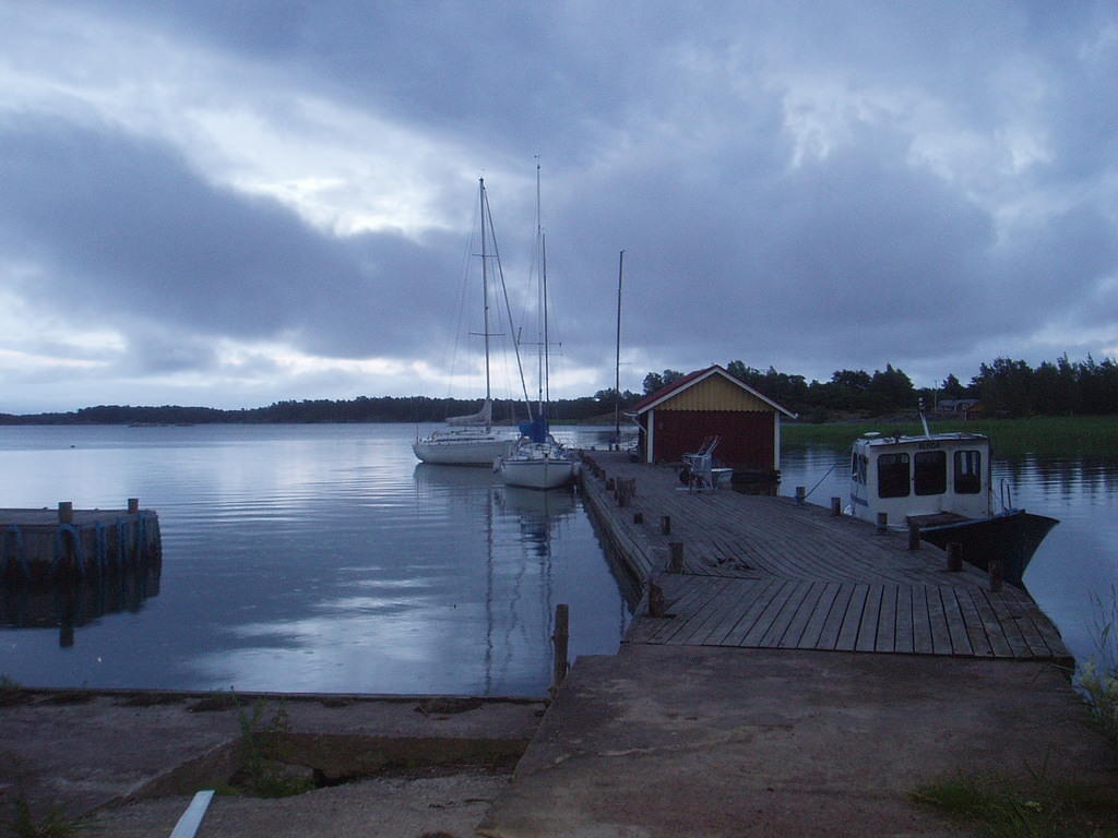 Idyllinen Hiittisten satama on mukavan rauhallinen paikka. Väylä on matala, mutta FE:lle passeli. Laiturissa kaiku näytti 1,4 m,