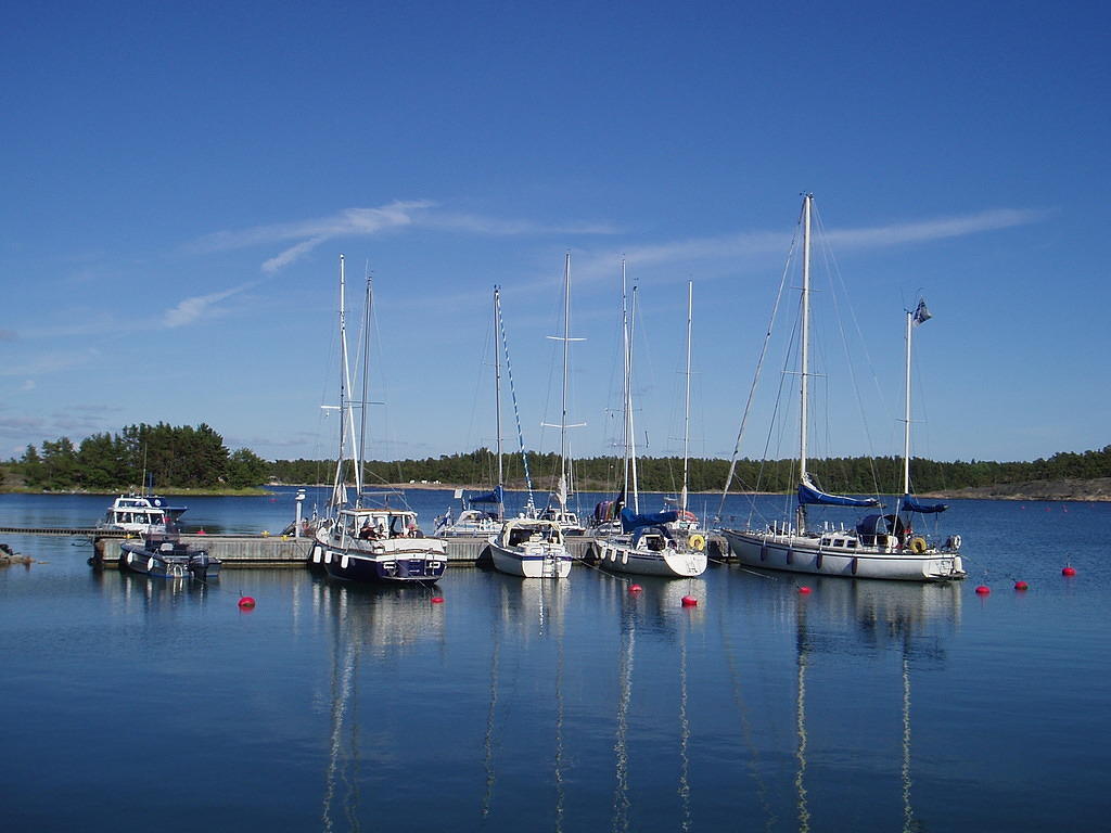 Lisbeth Katanpään laiturissa matkalla Ugiin. Tämä vanha rantapyssyn linnakesaari on hieno, ja satama on todella suojainen.