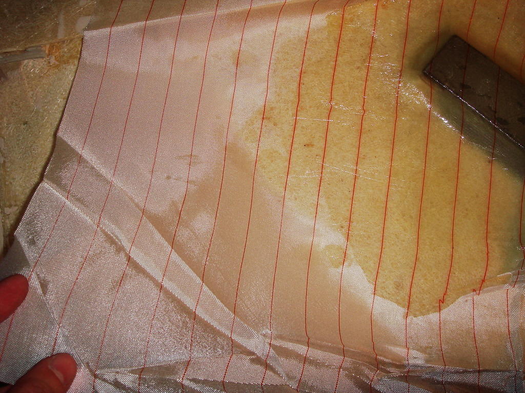 Alipaine pidetään päällä, kunnes laminaatti on kovettunut. Sitten ylimääräiset kankaat ja kalvot poistetaan. Viimeiseksi revitää