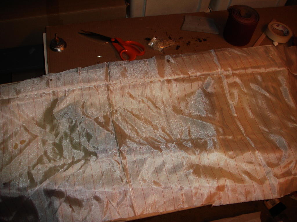 Alipainelaminoinnissa märän laminaatin päälle tulee neljä kerrosta alipainetarvikkeita. Ensiksi tulee repäisykangas (Peel ply)