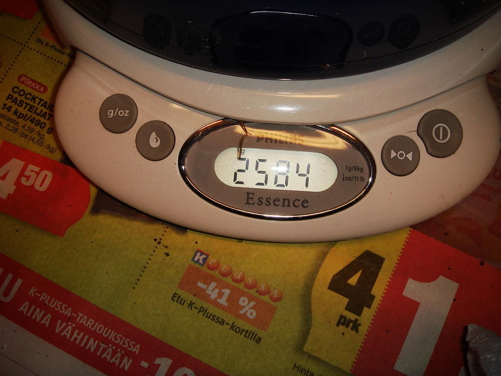 Vaahdon määrän mitoitin 12,2 litran mukaan (+10% hävikkiä), jolloin hartsia oli tarkoitus tulla 2561g ja kovetetta 794g (yht. 33