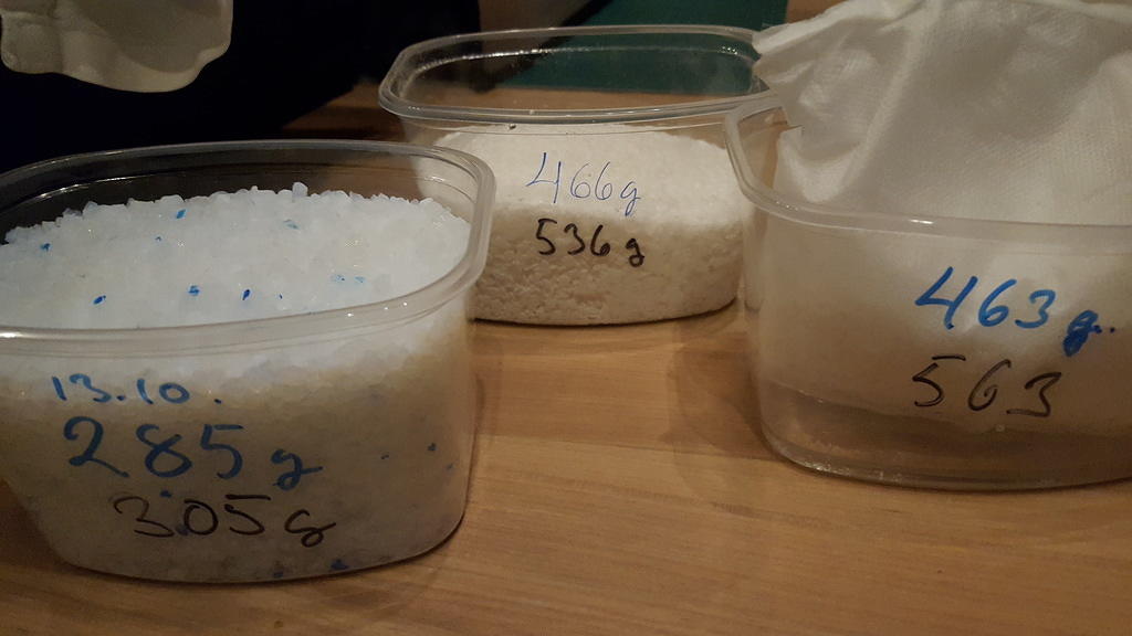 Tarkoitus oli laittaa muovirasioihin saman samanpainoinen määrä suolaa. Kissanhiekka tosin osoittautui niin kevyeksi, että sitä