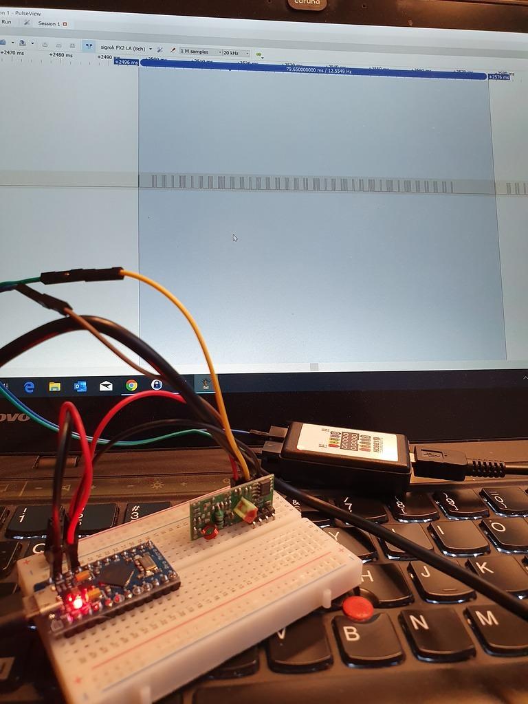 Arduino Pro Micro mikrokontrolleri näkyy läppärille USB näppäimistönä ja sillä voi lähettää näppäimistö ShortCutteja ohjelmille.