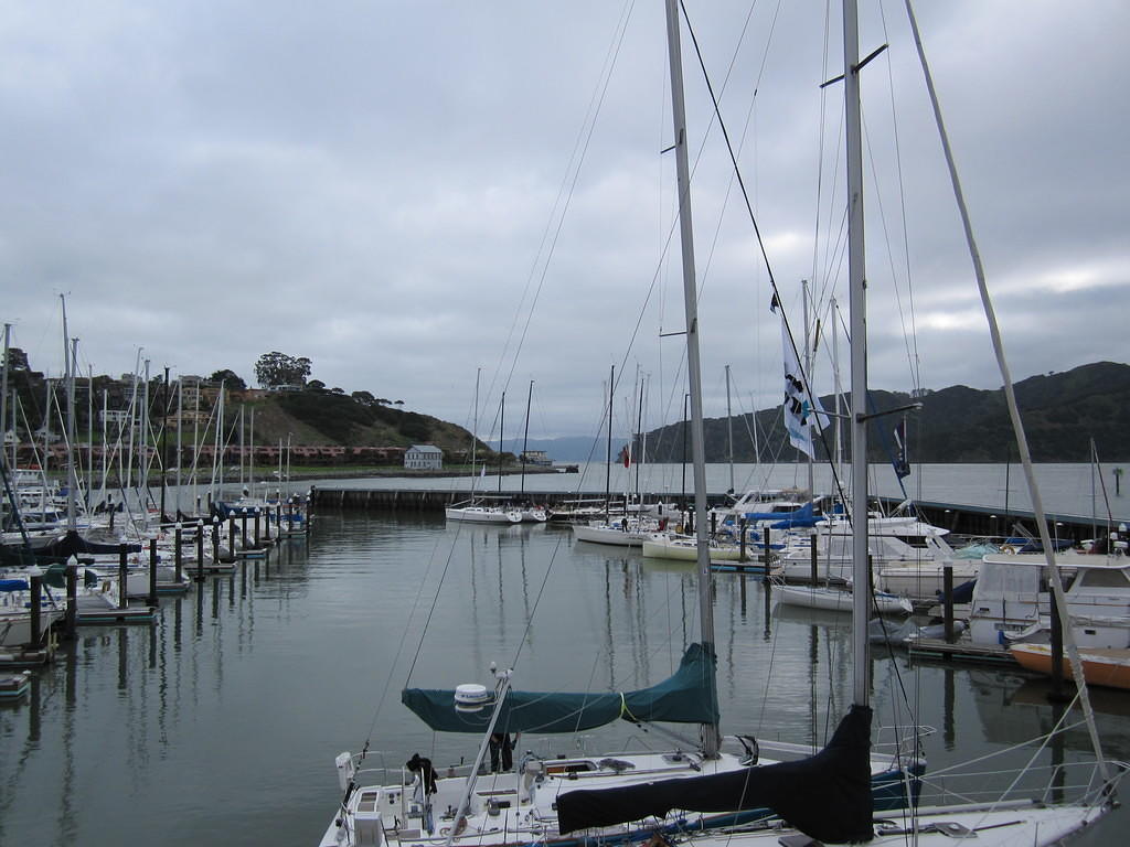 Aamulla Corinthian Yacht-klubbeni oli vielä varsin autio, kisan jälkeen satama-alue oli kuin Hangon Regatassa. Kyseessä siis Cor