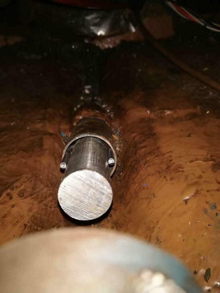 Käytin akselin keskittämiseen 4mm terästankoa
