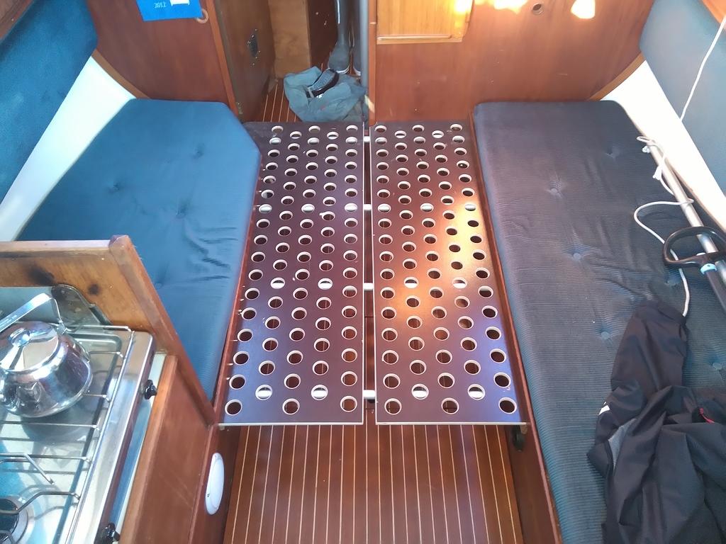 Putket ja levyt paikallaan. Leveyttä punkalle tuli noin 130cm ja pituutta lyhyimmillään noin 190cm.

Levyjä ja patjoja tullaan