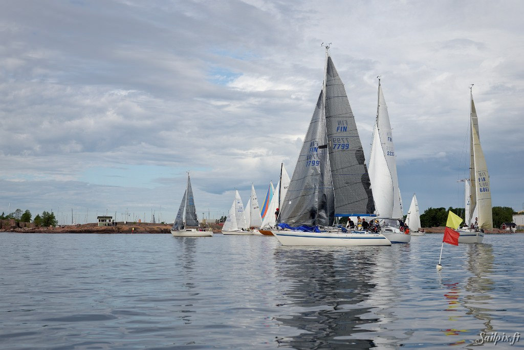 Subbota, Melissa and Electrip seconds before the start of LYS2 class at Hanko Regatta 2016.
Side wind (STBD) start. Melissa is 