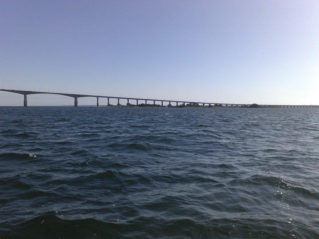 Mantereen ja Öölannin yhdistävä silta edessä. Copyright @ Raimo Puustinen