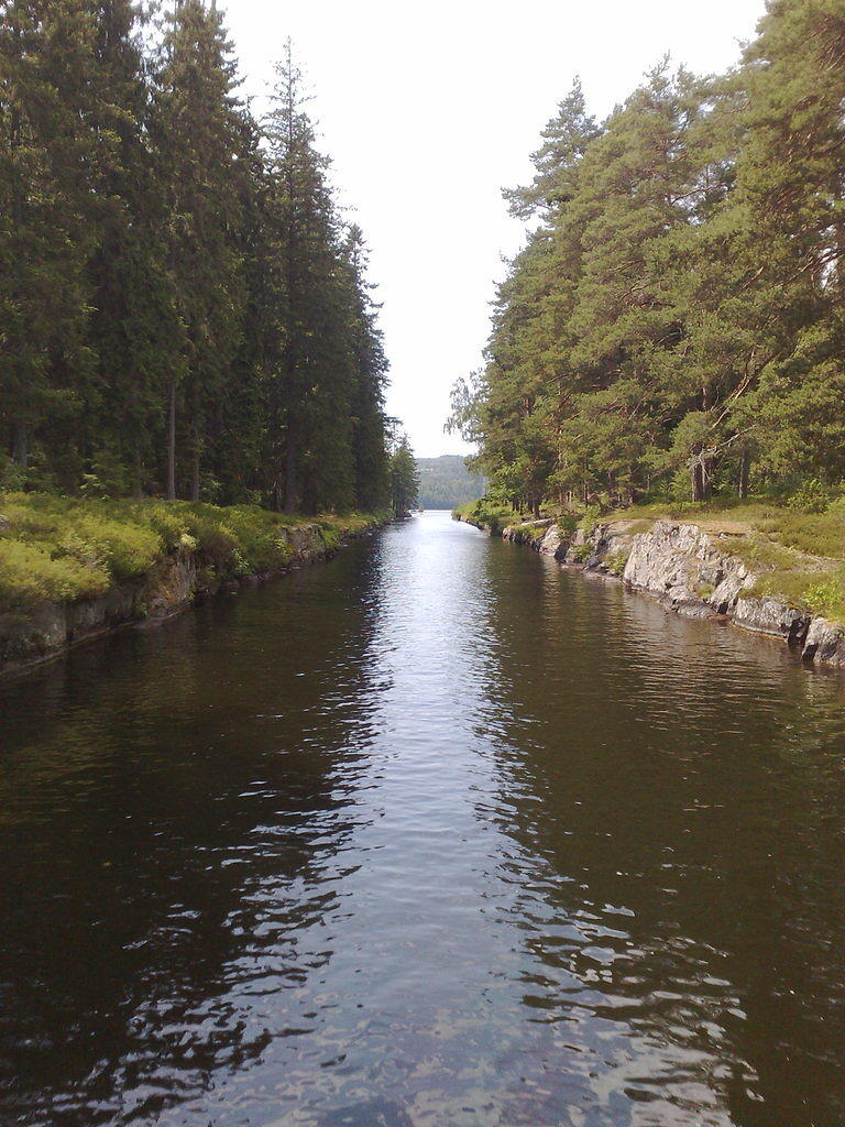 Välillä kanava meni jopa näin metsäisten paikkojen kautta. Leveyttä nippa nappa kahdelle pienelle veneelle. Copyright @ Raimo Pu