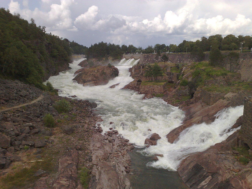 Trollhättanin koski avataan päivittäin, jolloin pääsee ihailemaan valtavien vesimassojen liikettä. Copyright @ Raimo Puustinen