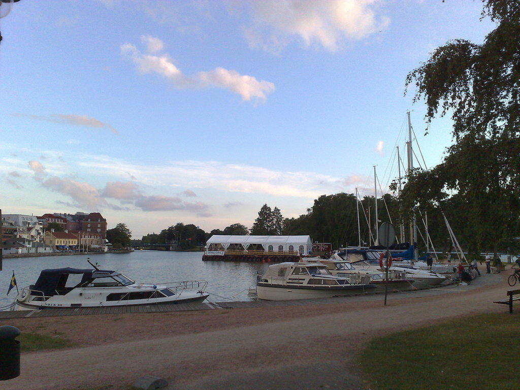 Trollhättanin marina keskellä kaupunkia. Copyright @ Raimo Puustinen