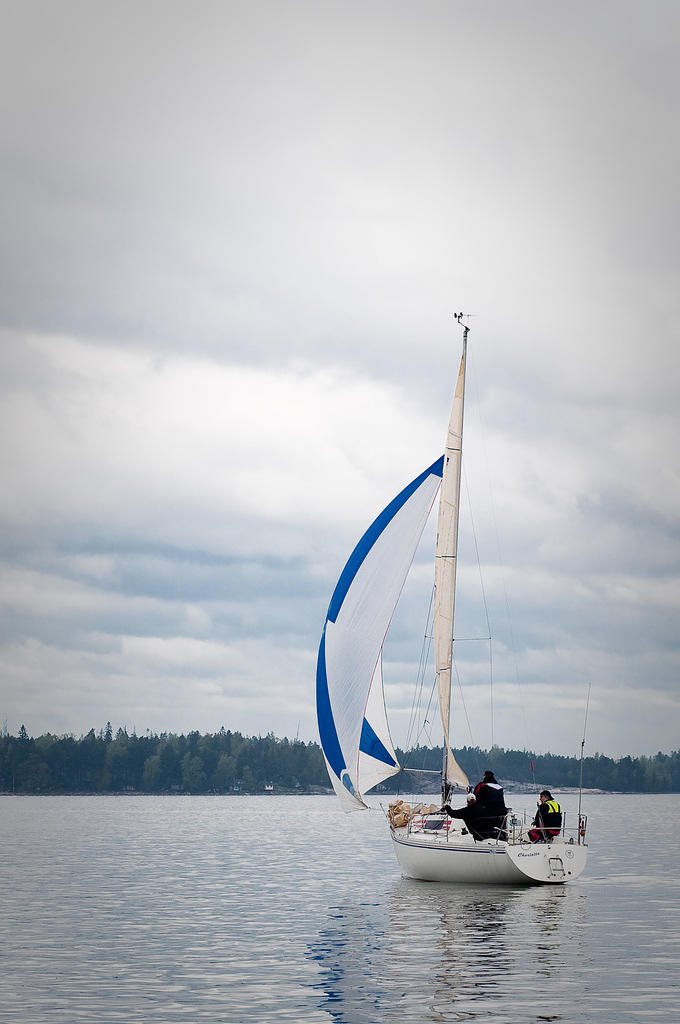 Viimeisen lähdön maalisuoraan tuulen pikkuhiljaa tyyntyessä aivan pois. Onneksi vasta viimeisessä lähdössä.
© Erkka Halme 2009