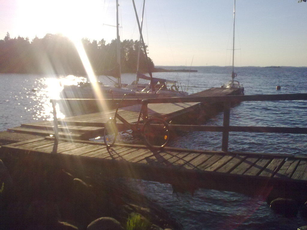 Vuokrajopo, ilta-aurinko ja kisalaituri.
© Pone 2010
