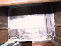 Bild av isoleringen mot bestick-lådornas baksida. 