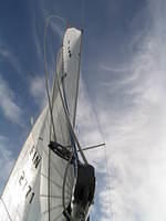 Isopurjeen twist < 4 m s. Purje on omistajan mielestä hieno, mutta purjeen yläosan sulkemisen estämisessä on kevyemmällä tuul