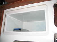 Jääkaappi on saanut sisälevynsä ja levyjen saumat siistitty muovisella kulmalistoilla. Saumat on vielä tiivistetty Sika-Flexillä