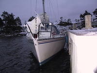 Inga bojar i sjön mera. Vinden ökade på natten till 8 m/s (05:30) så det blev litet un-bequem...