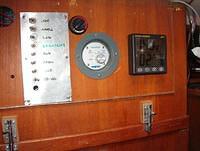 Navman BM-1 akku-tankki-mittari asennettuna

Näytössä V ja A mittarit