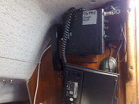 VHF-puhelin siirtyi kaapista sellaiseen paikkaan että sen ehkä jopa kuulee sitloodasta. Puhelimen oikealla puolella on IBM 12VDC