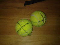 Tennispalloihin reiät vastakkaisiin puoliin porakoneella. Veitsellä viilto ja toinen isompi poikittain. Nämä tulevat spriidareid