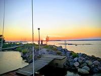 Auringonlasku isosaaren laguunista katsottuna, lisäefektein