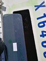 2.6 Suojateippasin ruffikaton kyljet vanhoja jälkiä käyttäen. Teippasin lasin väliaikaisesti paikalleen, ja piirsin liima-alueen
