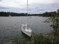 7.7 Ahvenanmaa/Abborrgrund/NJK Degerbyn eteläpuolella. Ensimmäinen luonnonsatamakiinnittyminen yksin minulle. Helppoa kun tuuli 