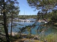 19.7 Seuralla on satama Bodön pohjoiskärjessä. Kuulin että saarten välisessä salmessa on uusi vierassatama ja joku on tehnyt pol