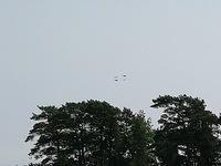 31.7 Puolustusvoimien komentajan vaihtoa juhlisti ylilento. Pilatus, kaksi hornettia ja Hawk ryhmittyivät pitkään pirttisaaren y