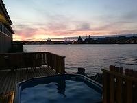 1.8 Valkosaari/NJK. Sauna on melkoisen hieno. Sekasauna, eli löylyhuoneessa kaksi ovea.
