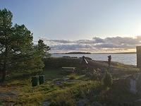 14.9 Eteläkärjessä on tällainen nuotiopaikka, ja kattoon asti koivuklapeja