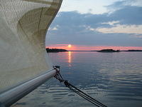 Isopurje roikkuu auringonlaskussa
© Aleksi