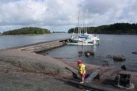 Äggskär Söderholmenin laituri. Vettä riittää ulkopuolella, toinen puoli on matalampi. Vähän avoin itätuulelle.

Veneiden perän