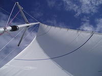 Uusi WB-sails dacron genua 3. Alaosa radiaalileikattua, ylhäosa vaakaleikattua. Tuulta sormituntumalla semmoset 8 m/s.