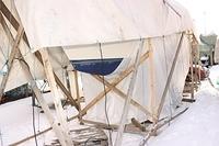 Veneen alla on mukavampi asua talvella, kun rakentaa teltan ympärille. Viritin kevytpressuista pienen teltan, koska se on helpom