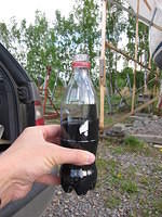 Pullo täytetään puoleen väliin  myrkkymaalilla (tässä tuohon lorahti vähän liikaakin), eli maalia tarvitaan noin 2 dl. Tämän jäl