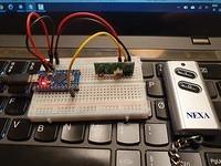 Käytetyt palikat: Arduino Pro Micro klooni, 433MHz vastaanotin ja kaukosäädin.Arduino on kiinni läppärissä USB-piuhalla (ja