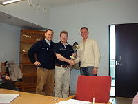 Vuosikokous 2005: Rankingvoittajan palkinto luovutettiin Harald Hanneliukselle, vasemmalla co-skipper Pontus Klemetz. Oikealla H